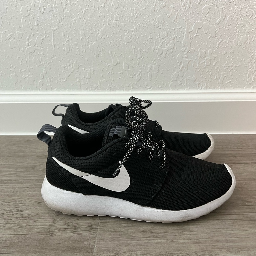 Women’s Nike Roshe Run Size 6